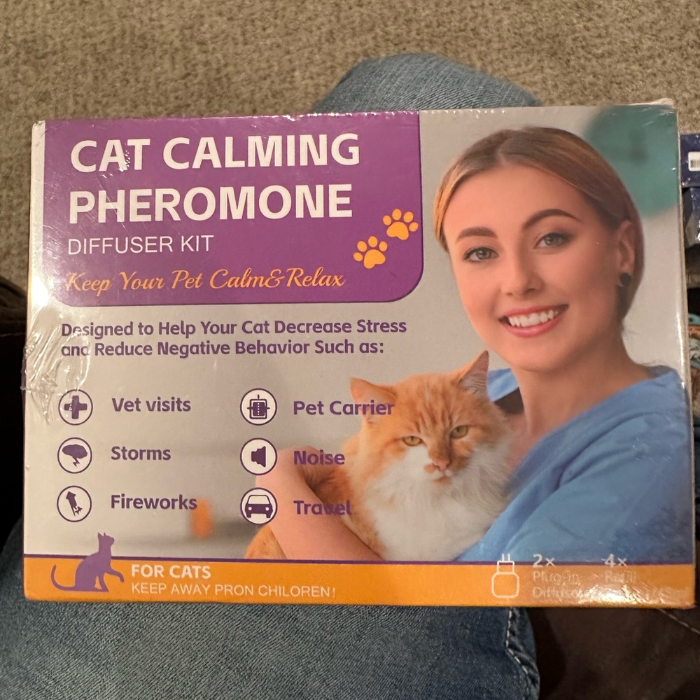 Cat Calming Pheromone Diffuser Kit - 2 Diffusers x 4 Refills